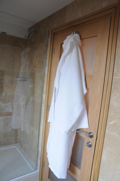 Ennios Boutique Hotel Southampton Zewnętrze zdjęcie A bathrobe hanging on a shower door